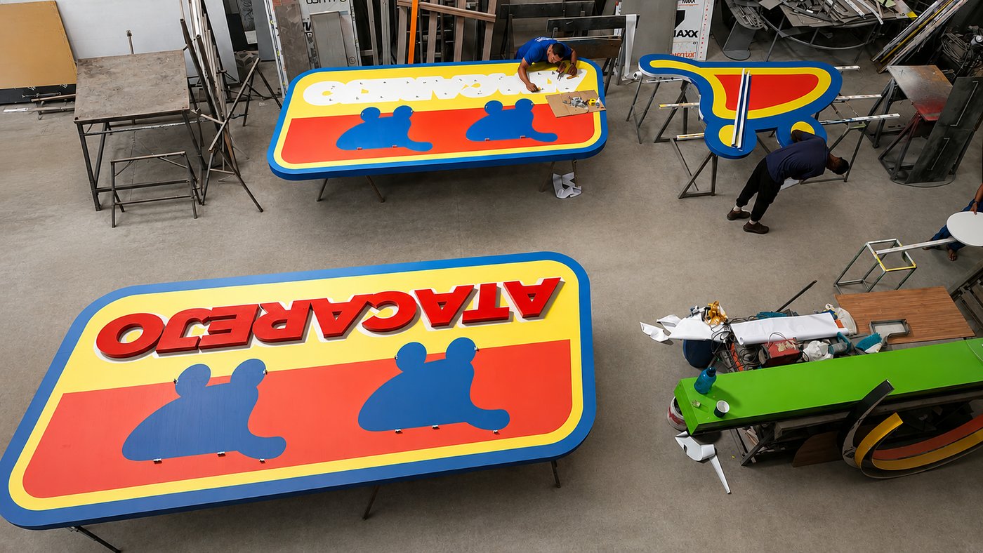 Produção de placas na fábrica da Design Propaganda