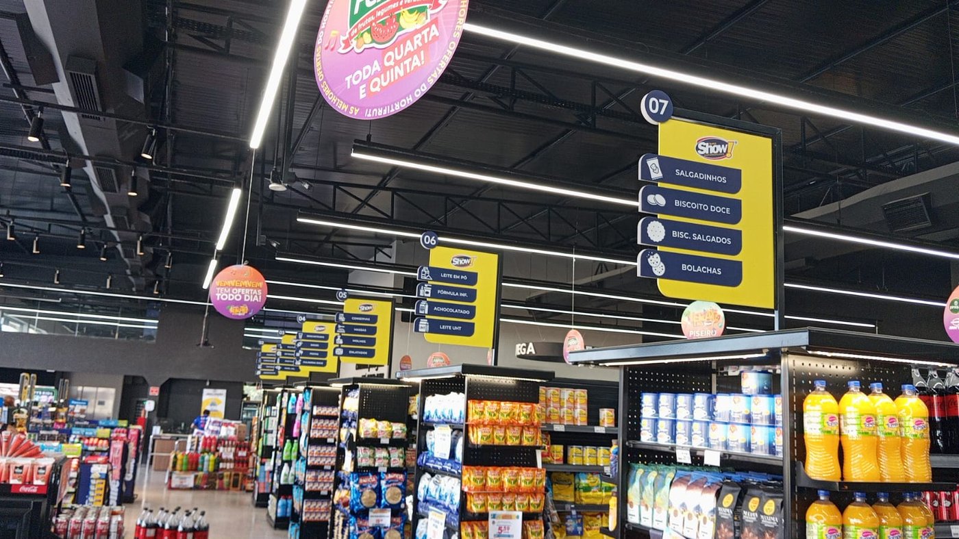Sinalização interna de setores em supermercado