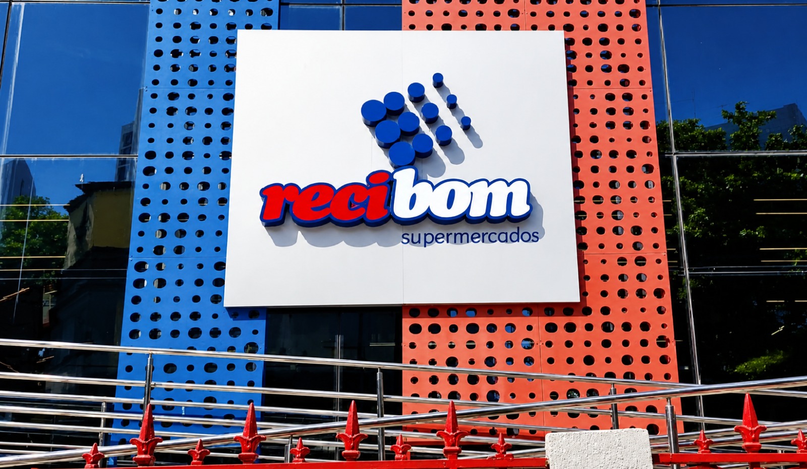 Fachada do Recibom Supermercados com painel perfurado colorido