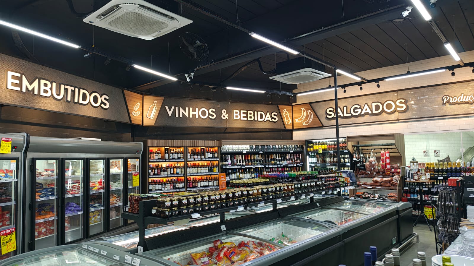 Sinalização de embutidos, vinhos e bebidas em supermercado